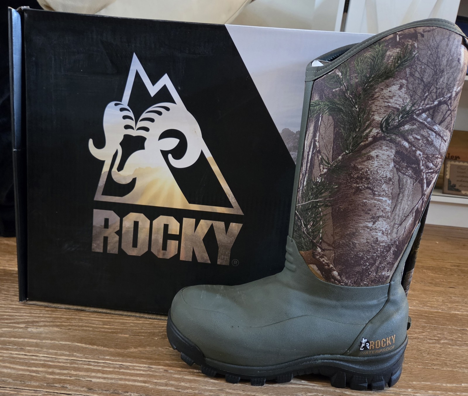 New In Box Rocky Waterproof Rubber Hunting Boots Realtree Xtra Men’s US 8 Medium